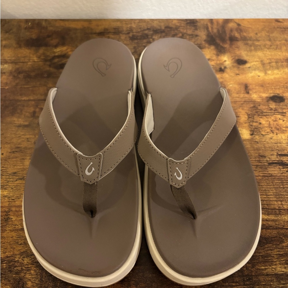 OLUKAI NU'A PI'O WARM TAUPE FLIP FLOP BEACH/POOL SANDALS